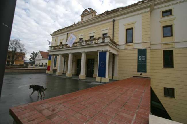 forumul-democrat-al-germanilor-din-romania-profitor-imobiliar-iohannis-a-retrocedat-cladiri-fara-sa-i-pese