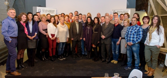 poza-de-grup-cu-membrii-aja-brasov-si-sponsori