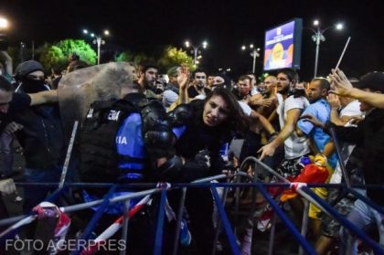 STEFANIA - imagini din spital - jandarmerita-batuta-in-piata-