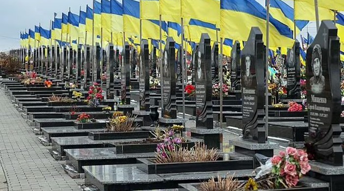 UCRAINA - CIMITIR CU STEAGURI