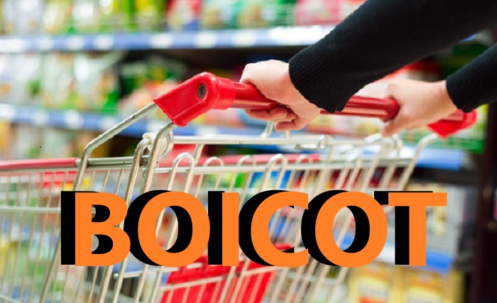 25120488 - lady pushing a shopping cart in the supermarket.