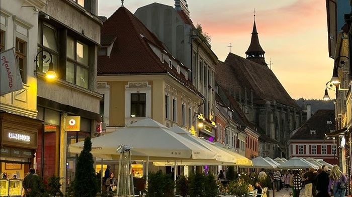 piata sfatului brasov noaptea